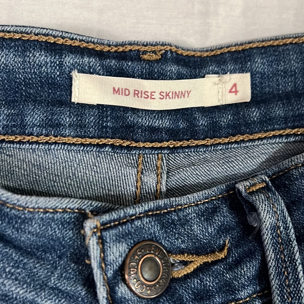 EUC Levi’s Mid Rise Skinny jean, Size 4W/30L!